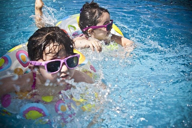 děti koupající se v bazénu