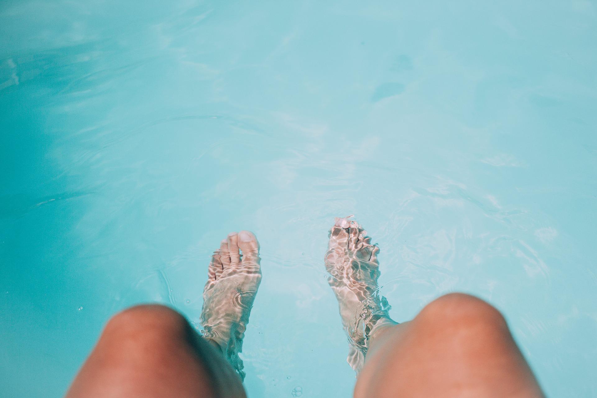 nohy v bazéně